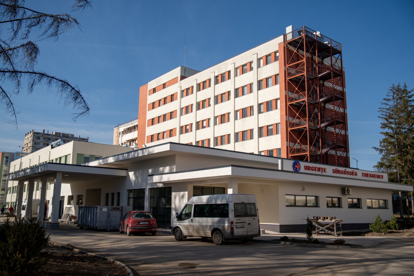 A sepsiszentgyörgyi kórházban a betegek naponta egyszer, legfeljebb 15 percig látogathatók •  Fotó: Tuchiluș Alex