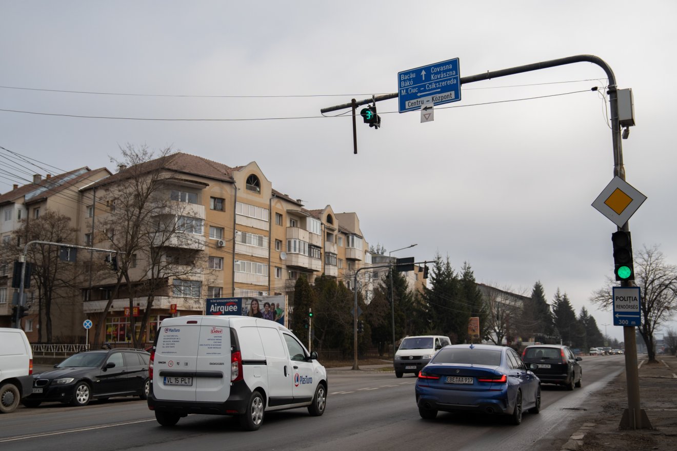 Az útkereszteződésben jelenleg a tönkrement lámpa hiányában zajlik a közlekedés •  Fotó: Tuchiluș Alex