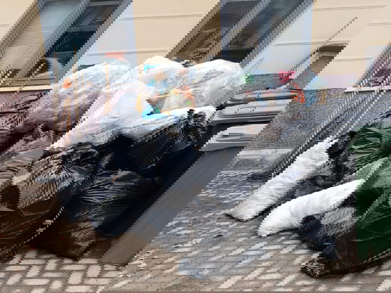 Egy napi szemétgyűjtő akció „termése” •  Fotó: Simon András