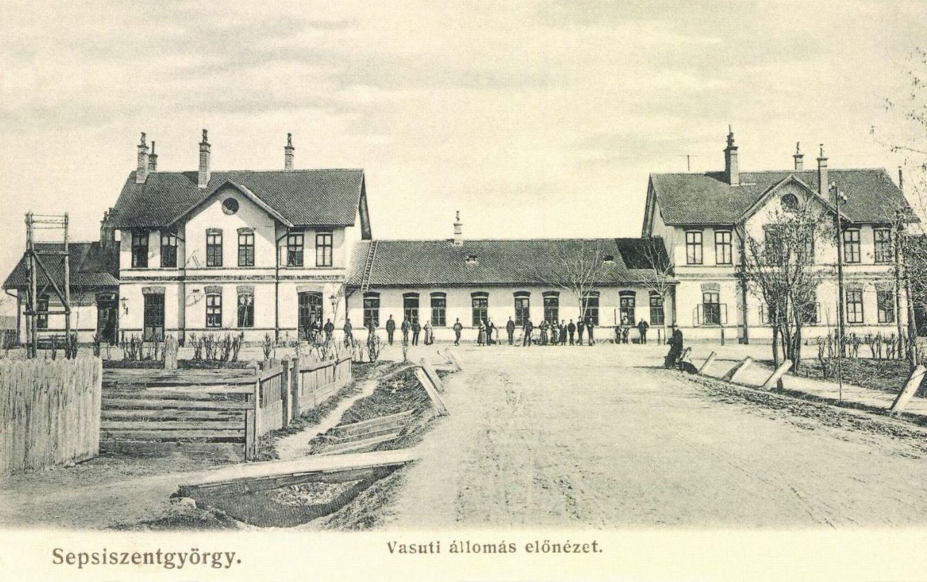 A sepsiszentgyörgyi pályaudvar 1906-ban •  Fotó: SZÉKELY KALENDÁRIUM/KORABELI KÉPESLAP