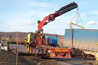 Árokba sodródott egy kamion Székelyudvarhely Szejkefürdői kijáratánál