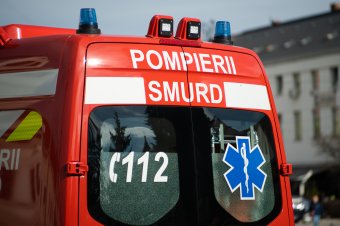 Két autó ütközött, nekisodródva egy parkoló harmadiknak