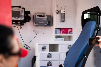 Újra kellett éleszteni egy gépkocsi alá szorult férfit