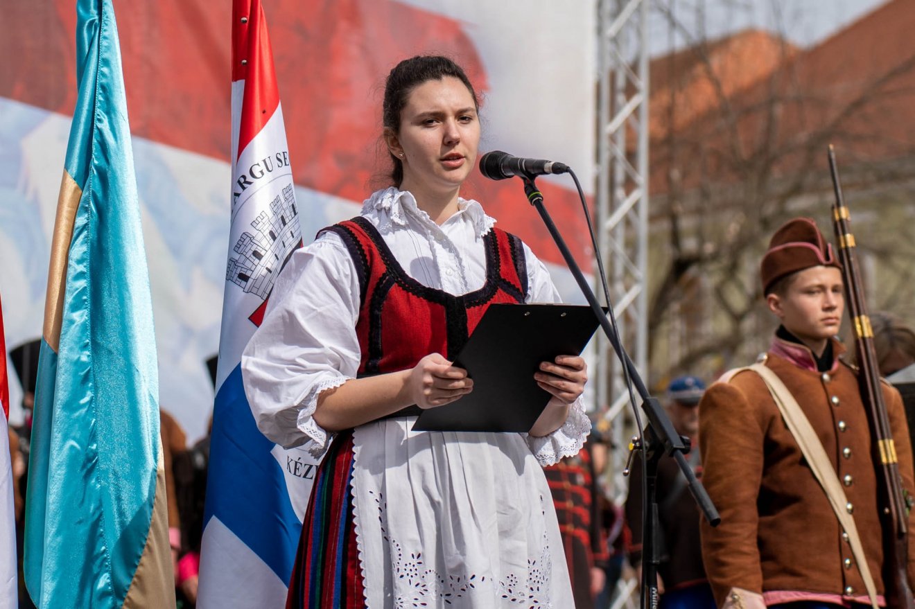 Kertész Blanka, a 2023-as ünnepség diákszónoka •  Fotó: Kézdivásárhely Önkormányzata/Facebook