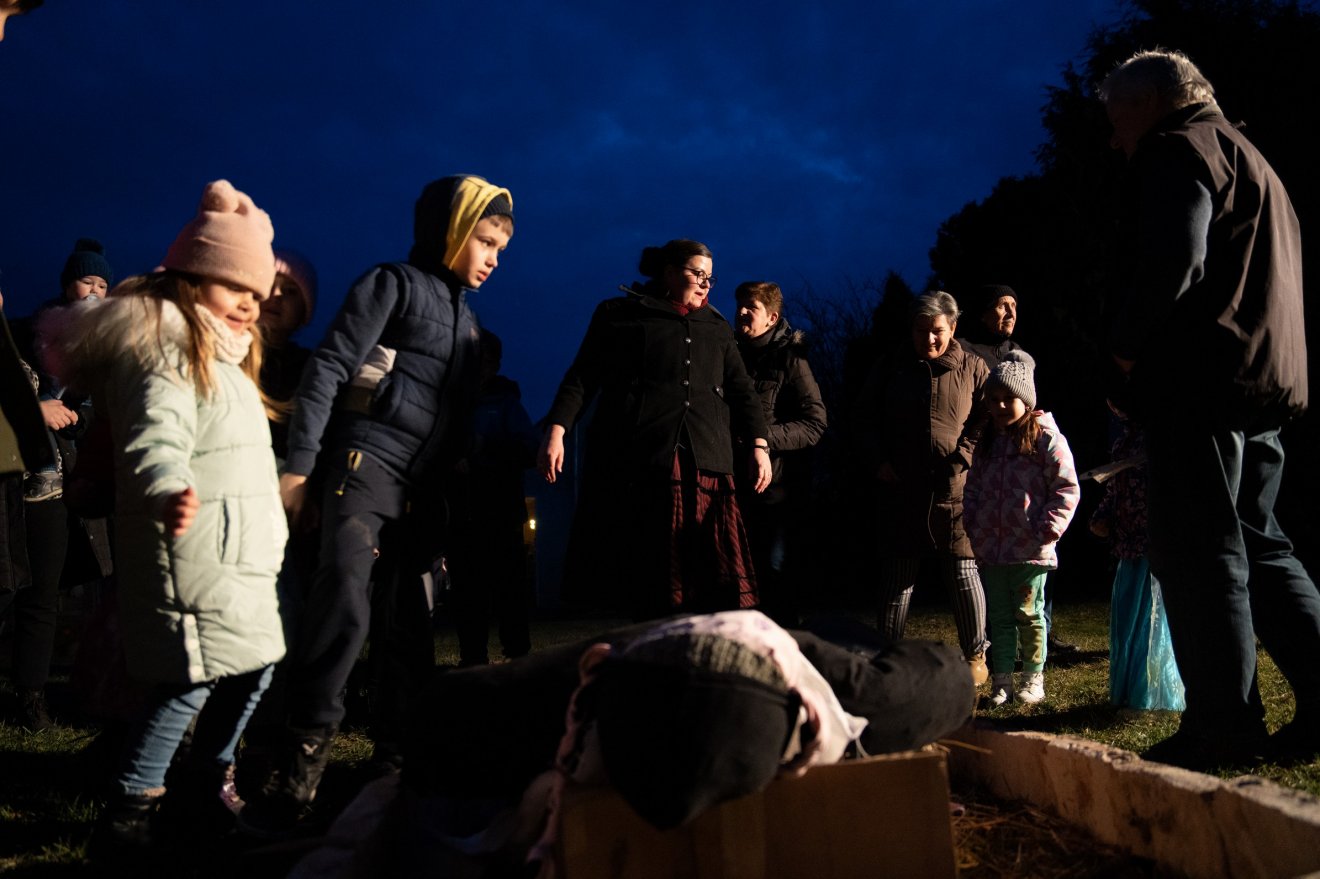 Egymás kezét fogva állták körbe Samut a télűzők •  Fotó: Tuchiluș Alex