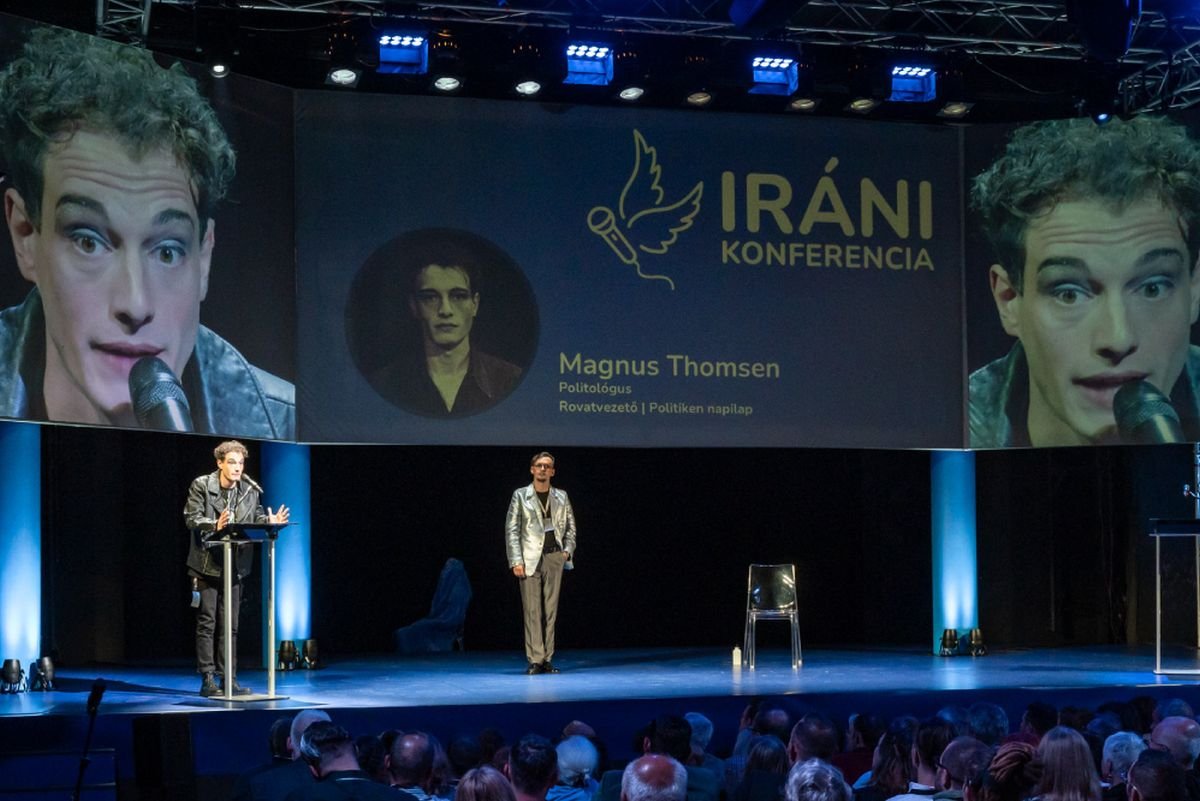 Pillanatkép az Iráni konferencia című előadásról •  Fotó: Tamási Áron Színház Facebook-oldala