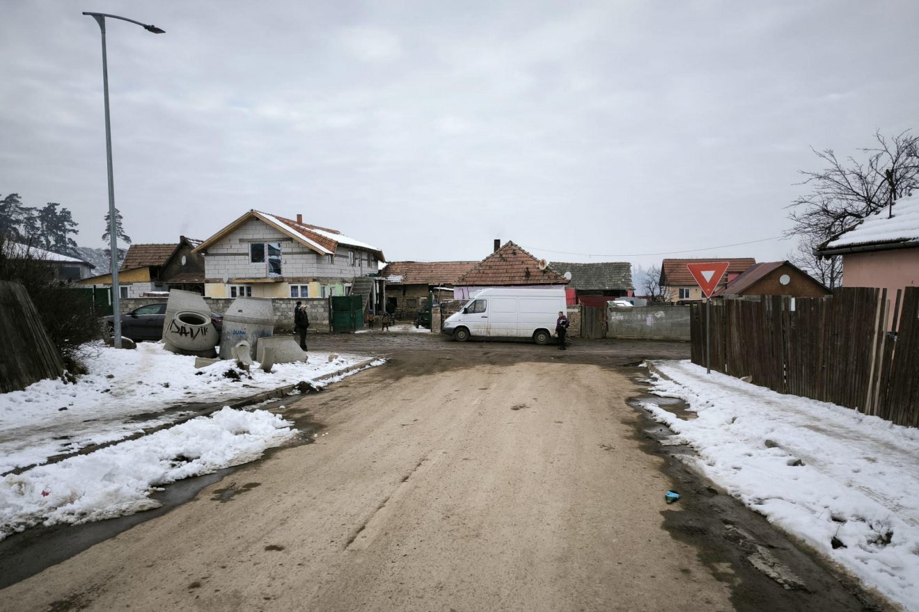 A Tavasz és a Hóvirág utcák találkozása. Itt meghosszabbítják a magasnyomású vezetéket •  Fotó: Farkas Andrea