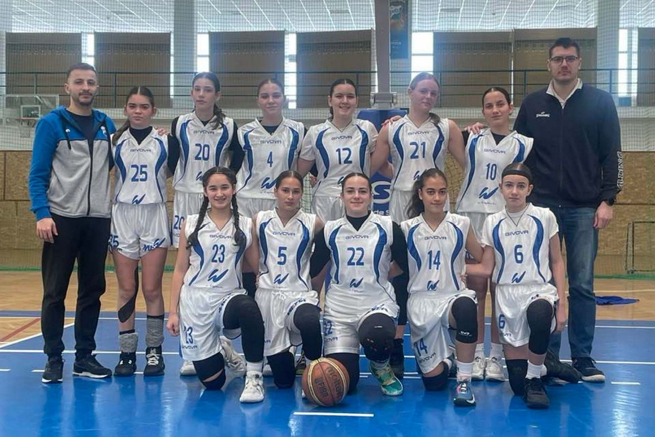 A kék-fehérek U15-ös lányai Farkas Gellérd (balról) és Csutak András edzőkkel •  Fotó: KSEbasket