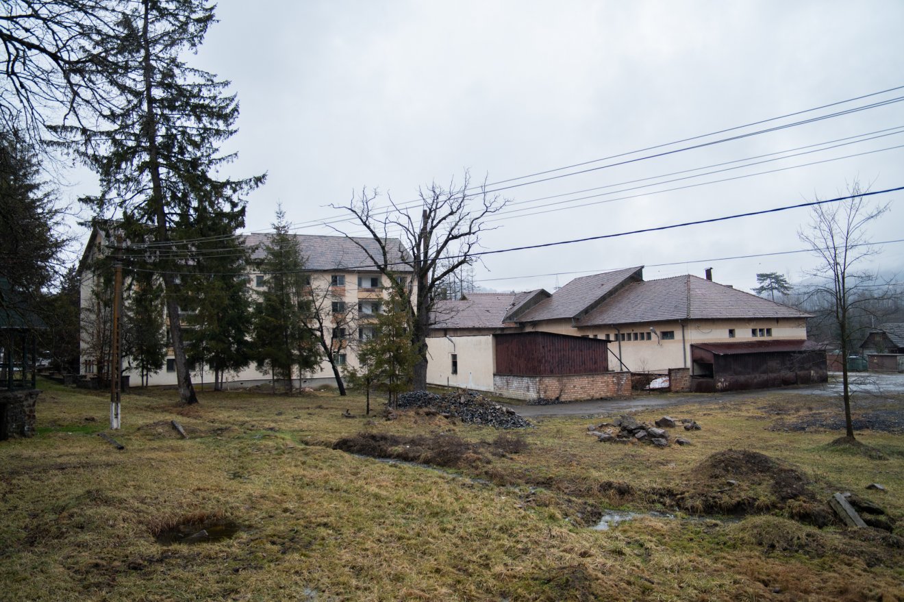A hotel mögött park is rendezésre vár •  Fotó: Tuchiluș Alex