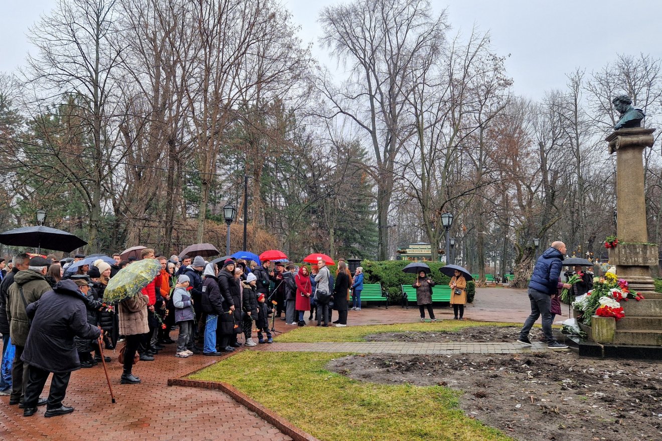 Puskin szobránál Kisinyovban •  Fotó: Kocsis Károly