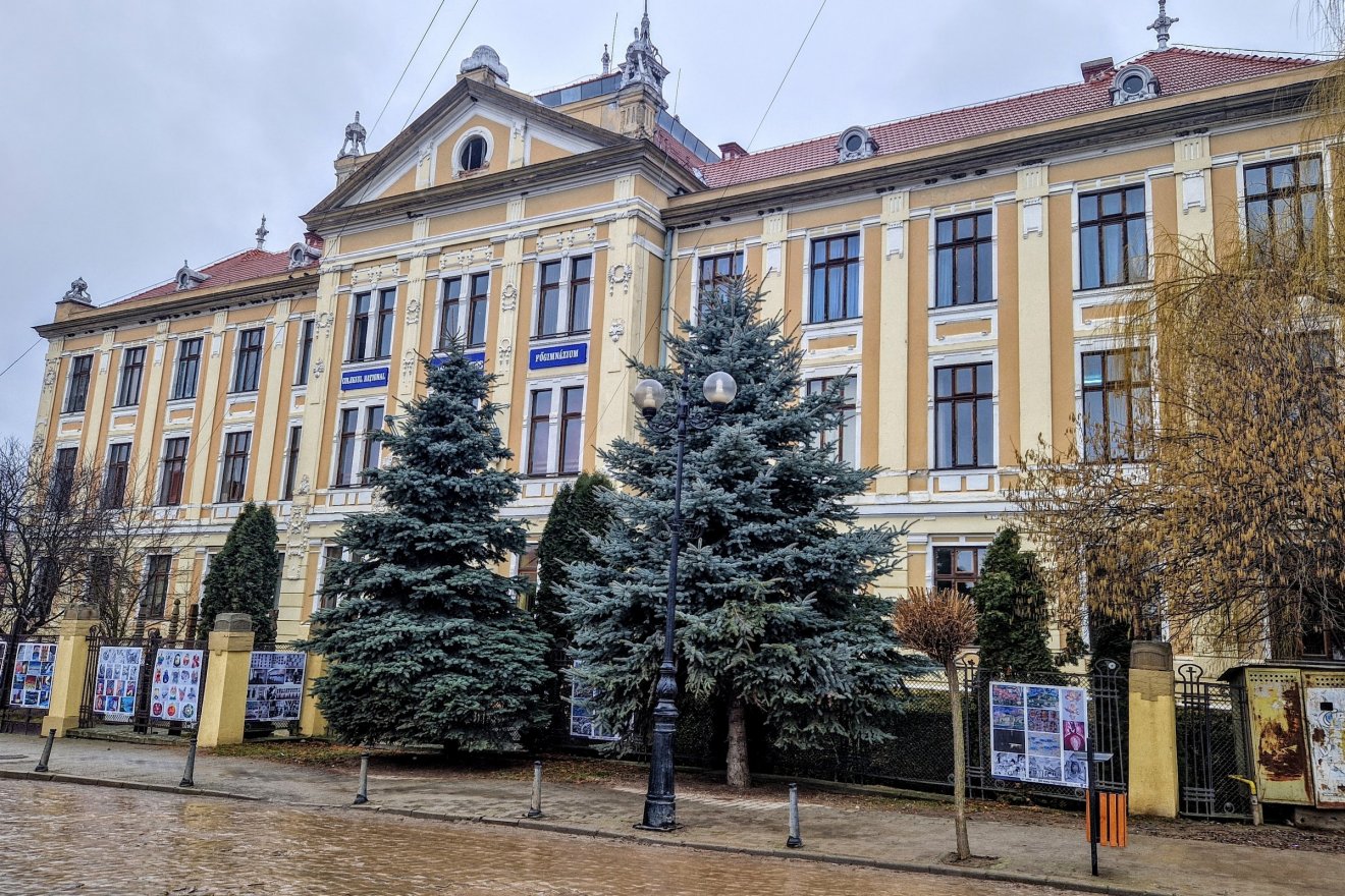 A kézdivásárhelyi Nagy Mózes Főgimnázium. A helyettes zenetanár itt szerencsére csak SMS-ekig jutott el diáklányokkal •  Fotó: Kocsis Károly