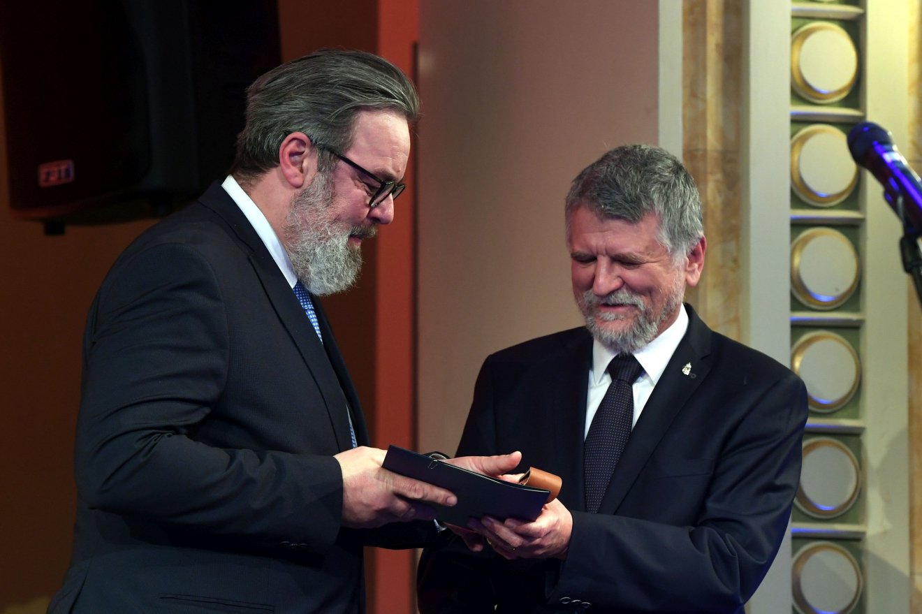 Kövér László, az Országgyűlés elnöke (j) átadja a tiszteletbeli székely címet L. Simon Lászlónak, József Attila-díjas írónak, költőnek, politikusnak •  Fotó: Kovács Attila/MTI