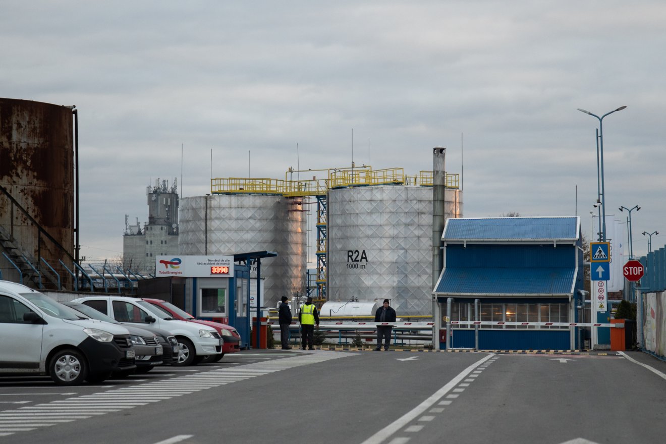 A bitumengyár többször támogatta a települést, de kéretlen „ajándékot” is ad •  Fotó: Tuchiluș Alex