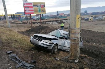 Oszlopnak ütközött egy autó Csíkszereda bejáratánál