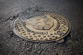 Szekéren vitték a fém szennyvízaknatetőt, rendőrök állították meg őket