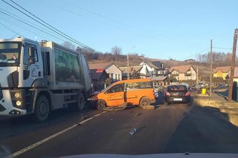 Hulladékszállító ütközött össze egy személygépkocsival