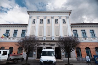 Abszurdba hajló fekete humor, játékos krimi – premierre készül a sepsiszentgyörgyi Tamási Áron Színház