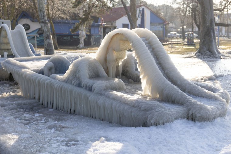Lefotózott jégcsodák a Balatonnál