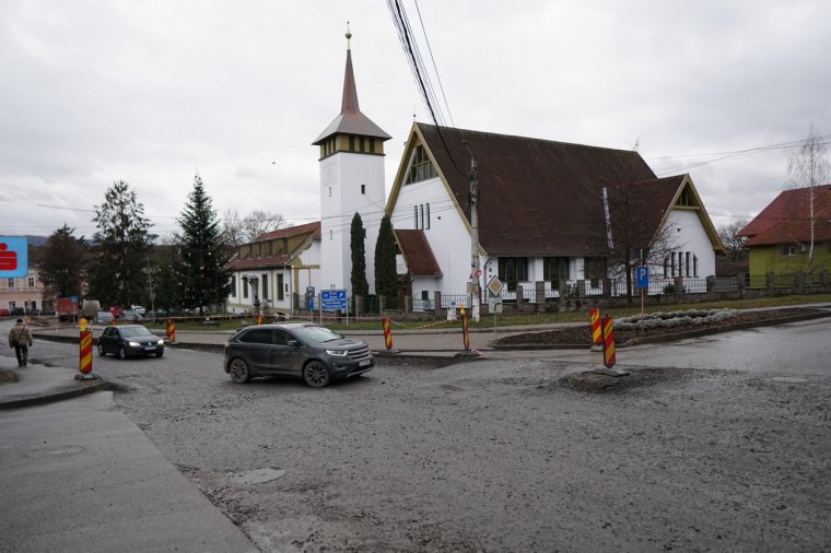 Fizetésemelés a közalkalmazottaknak, aszfaltút a lakosságnak