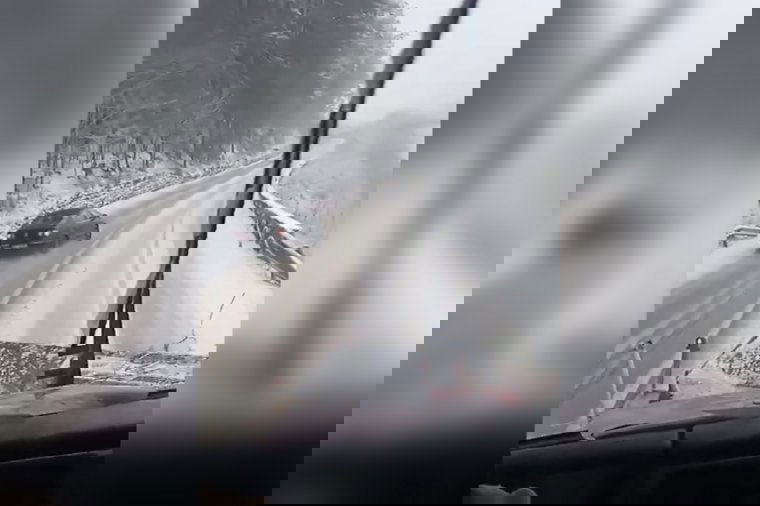 Hókotrót előzve csúszott meg, mégis úton tartotta a járművet – videó