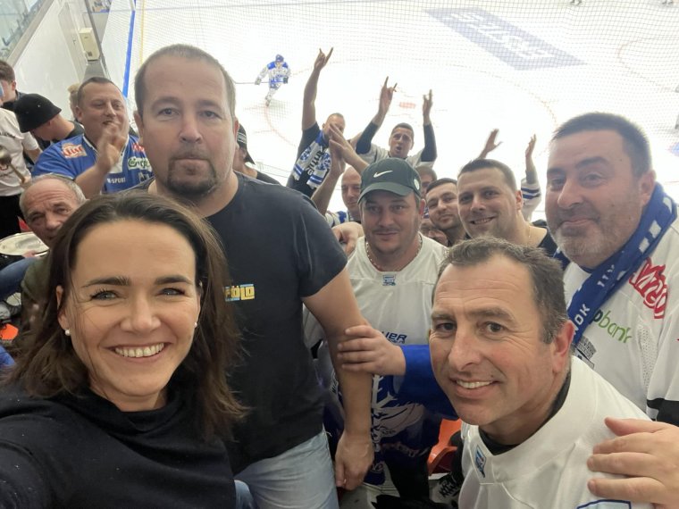 Novák Katalin együtt szurkolt a csíkiakkal a Sportklub-Brassó hokimeccsen