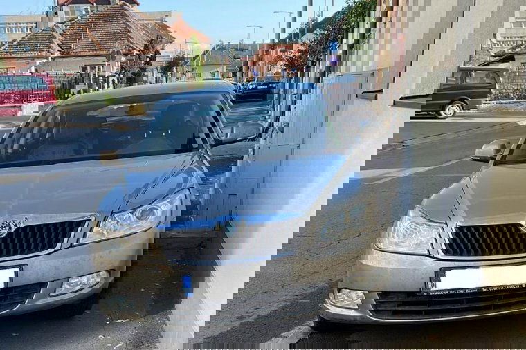 Elvileg mindenki csak öt percre áll meg