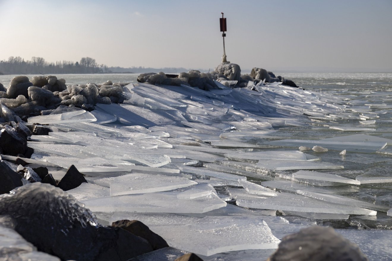 Torlódó jég a Balatonon Fonyódnál, a bélatelepi strandon ugyancsak szombaton •  Fotó: Varga György/MTI