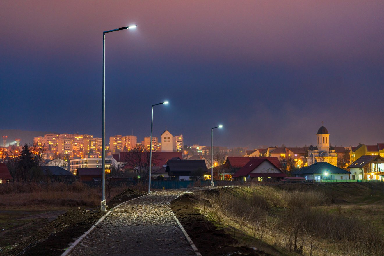 Tavaly novemberben már világítottak az első lámpák a bicikliúton, aszfaltozni idén fognak &bullet;  Fotó: Antal Árpád Facebook-oldala