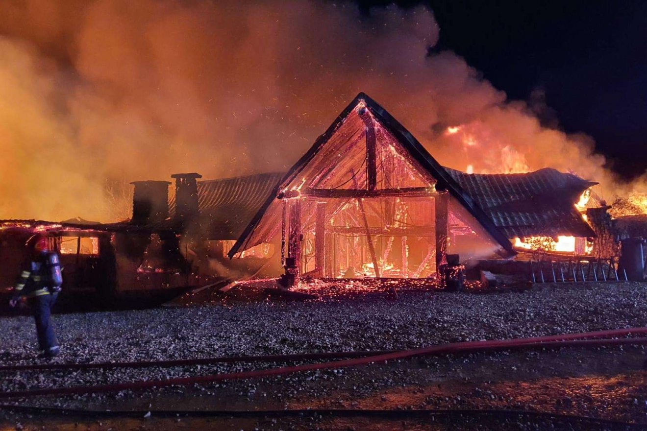 Tűzvész a Tohani faluban lévő Ferma Dacilor panzióban. A nyomozók nem zárják ki sem a szándékos gyújtogatás, sem a baleset hipotézisét •  Fotó: Prahova megyei tűzoltóság