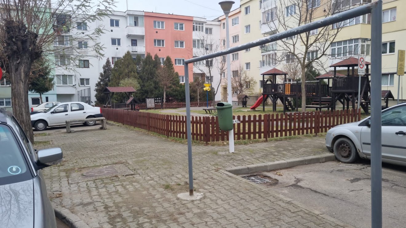 A pingpongasztal számára kiszemelt egyik játszótér •  Fotó: bp.kezdi.ro