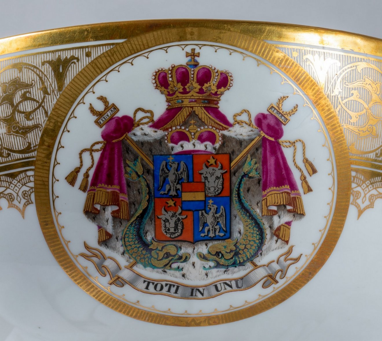 A Cuza által rendelt  sèvres-i porcelánkészlet darabja az Egyesült Fejedelemségek címerével Románia Nemzeti Történelmi Múzeumában •  Fotó: MNIR/Mark Perpits