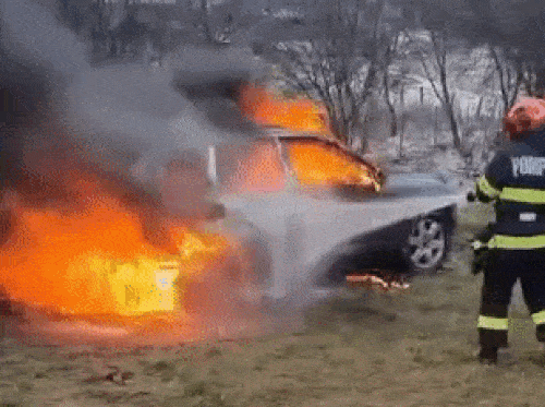 Egész közelről oltják a tüzet, az autó mégis lángol