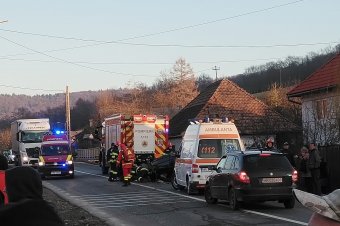 Több autót előzött, baleset lett a vége