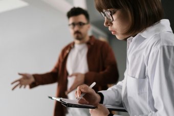 Bérkülönbözet nők és férfiak között: esetenként a nők javára billen a mérleg nyelve