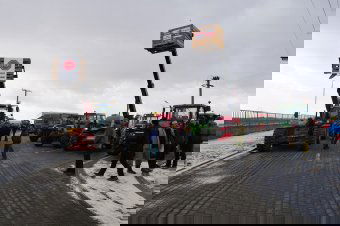 Tárgyalásokra várja a mezőgazdasági miniszter a Bukarest bejáratánál tüntető gazdákat