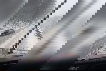 Hókotrót előzve csúszott meg, mégis úton tartotta a járművet – videó