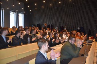 Középiskolás diákoknak szerveznek pénzügyi vetélkedőt