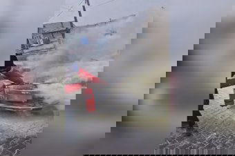 Nem habozott a segítséggel: a füstbe borult autóhoz sietett, és poroltót ragadott – videóval