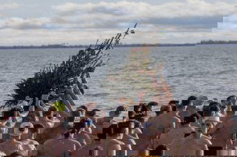 Karácsonyfát is vittek magukkal az újévi fürdőzők