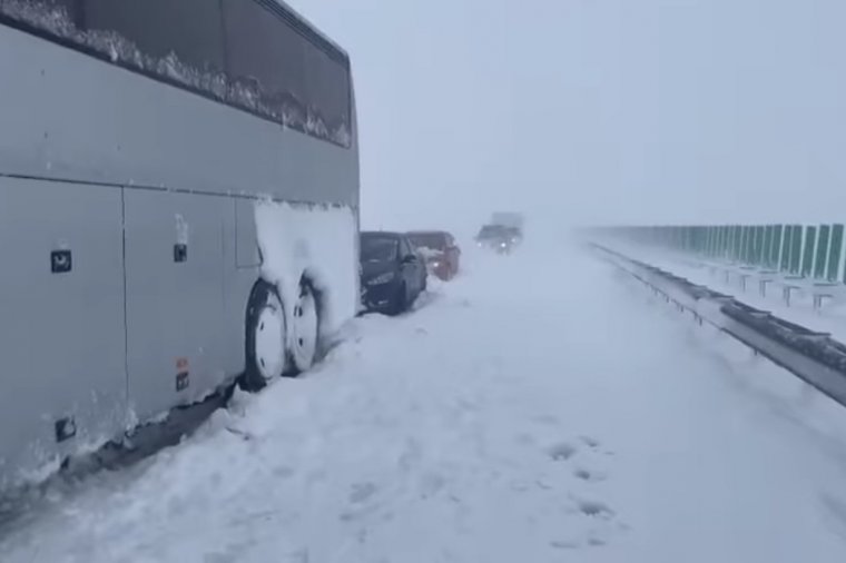 Se előre, se hátra: elakadt autók a hóban – videó