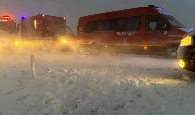 Hat megye több mint húsz főútján akadályozzák útlezárások a közlekedést, két kikötő is zárva maradt
