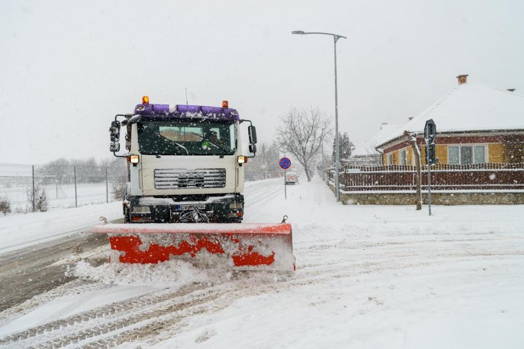 Az autók fényezését kímélő anyaggal végzik a téli útkarbantartást Sepsiszentgyörgyön