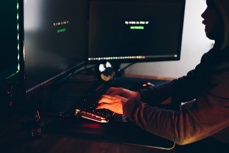 A sok internetes csalás miatt konkrét oldalakat említ a rendőrség, amiket ajánlott elkerülni