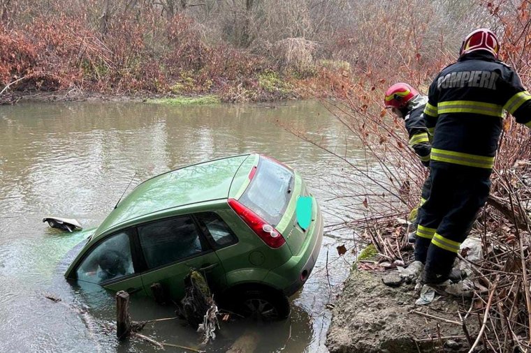 A Nagy-Küküllőbe zuhant egy autó, sofőrjét kórházba szállították