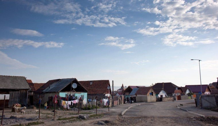 Láthatatlanok, mégis szembetűnnek: terítéken a székelyföldi romahelyzet