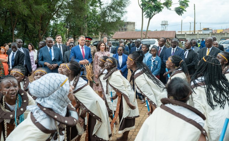 Jól érzi magát Afrikában a román államfő
