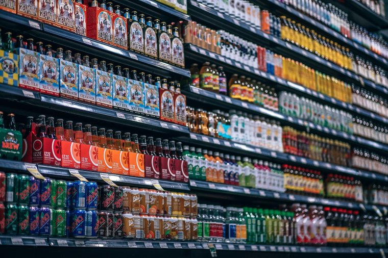 Kisboltokra és a szupermarketekre fókuszál a romániai sörfogyasztás