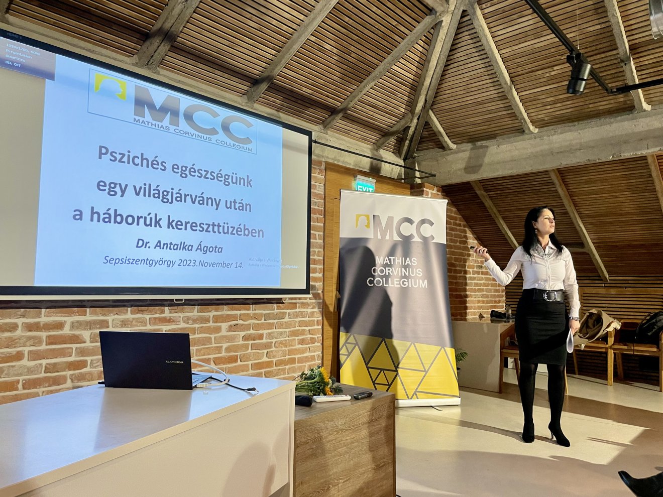 Antalka Ágota pszichológus előadása a sepsiszentgyörgyi Fidelitas Hotel konferenciatermében. •  Fotó: Farkas Orsolya