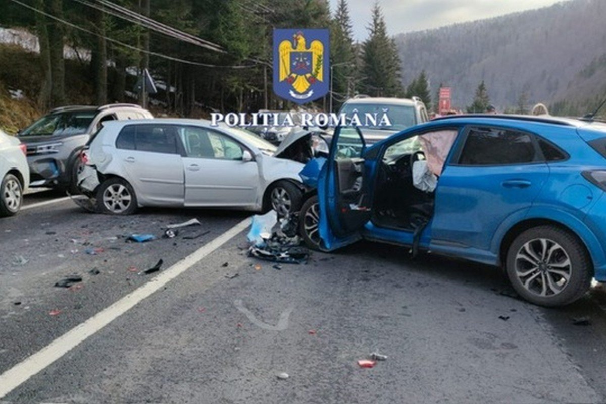 A DN1 országúton bekövetkezett baleset. Három jármű ütközött össze, öt személy szorult egészségügyi ellátásra •  Fotó: Info Trafic Romania/Román Rendőrség