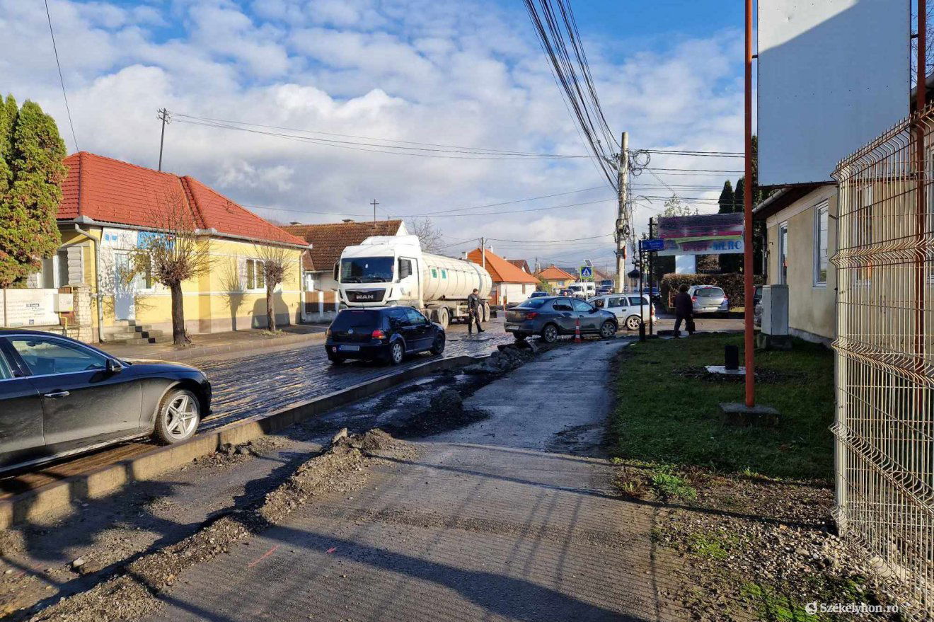 Új út készül az autósoknak, bicikliseknek, illetve járda a gyalogosoknak •  Fotó: Székelyhon